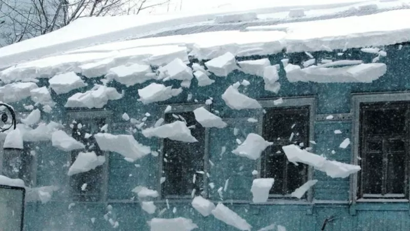 Взыскание ущерба при падении снега и льда с крыши в Красноярске 